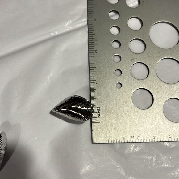 Shell Stud copper Earrings - Picture 12 of 15